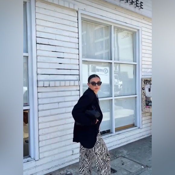 Shop Starlow Black Oversized Blazer - Picture 3 of 5